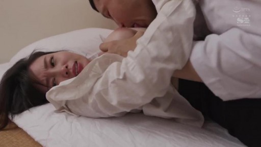 SSNI-990 Penyelidik umpan elit payudara besar Aika Yumeno jatuh ke dalam afrodisiak estrus yang dikembangkan oleh seorang peneliti jenius